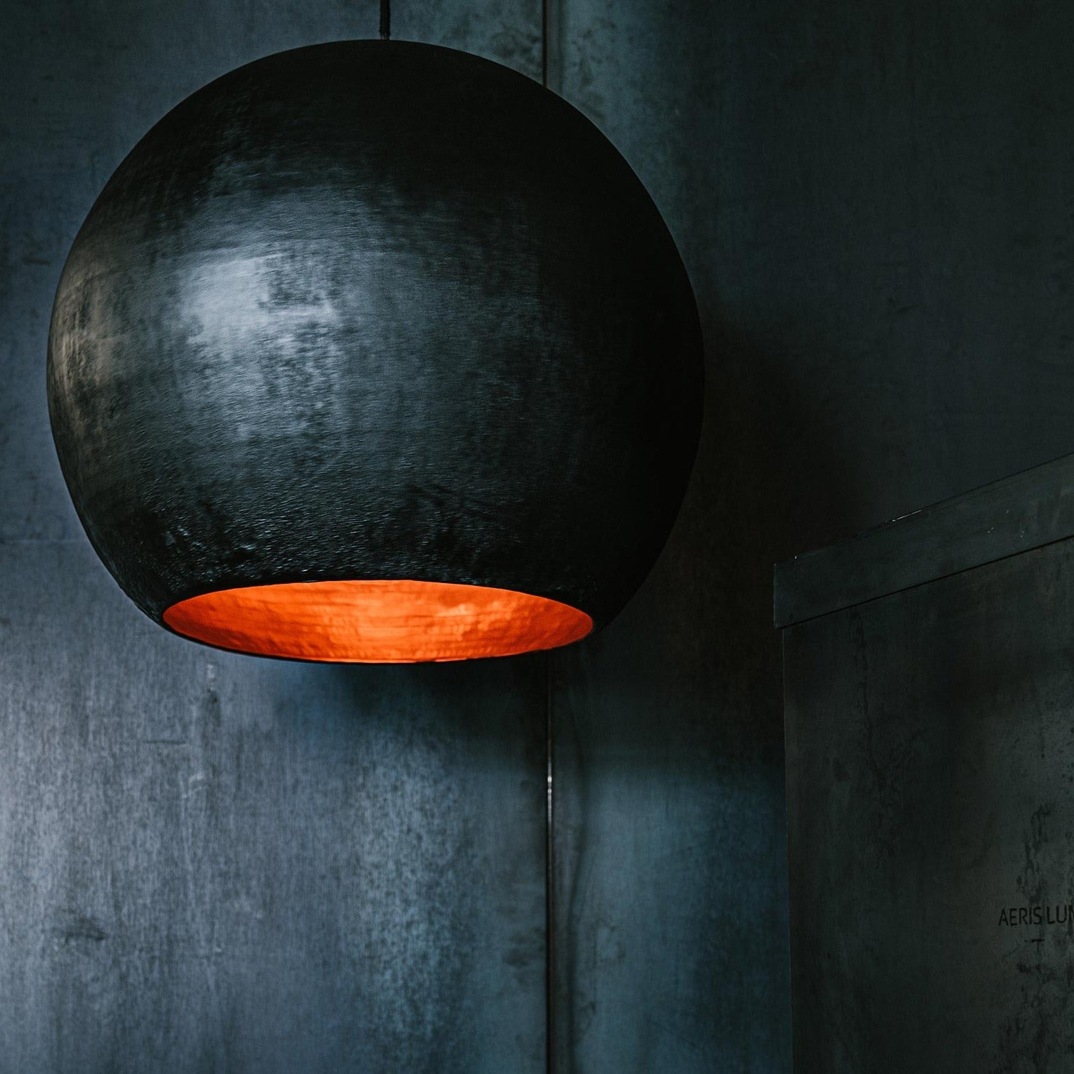 Svarta koparkúlan - kallar á athygli og virðingu